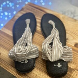 Sanuk Women's Black and Beige Sandals